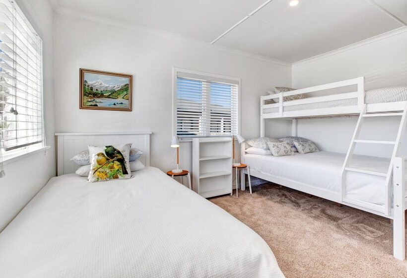 The Little Blue Bach In Oneroa Village