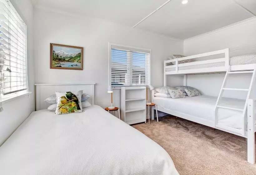 The Little Blue Bach In Oneroa Village