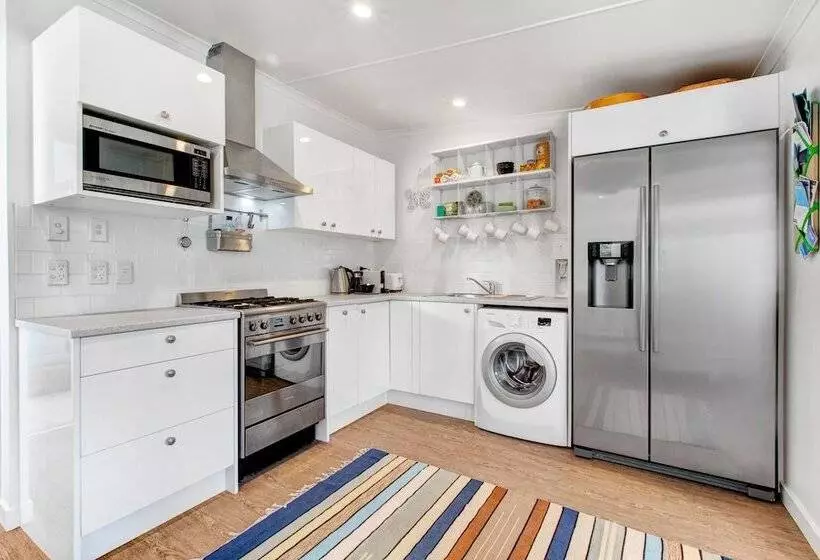 The Little Blue Bach In Oneroa Village