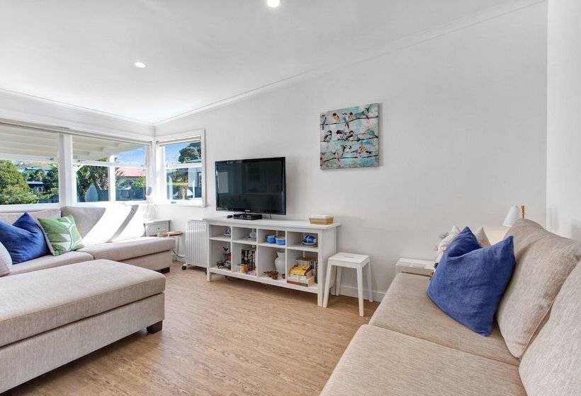 The Little Blue Bach In Oneroa Village