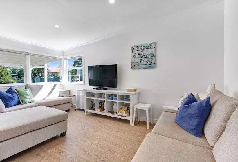 The Little Blue Bach In Oneroa Village