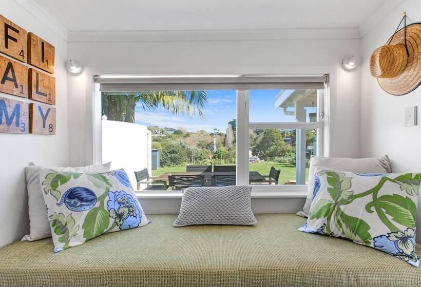 The Little Blue Bach In Oneroa Village