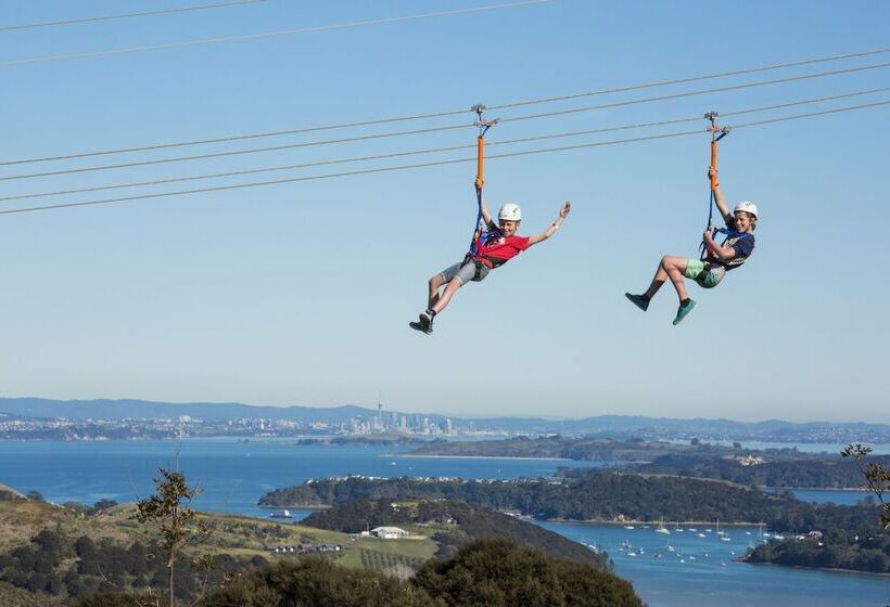 The Little Blue Bach In Oneroa Village