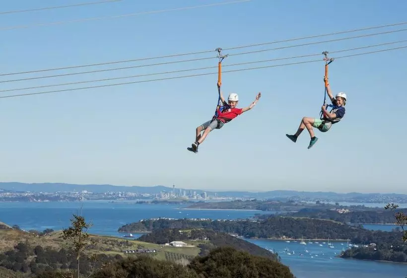 The Little Blue Bach In Oneroa Village