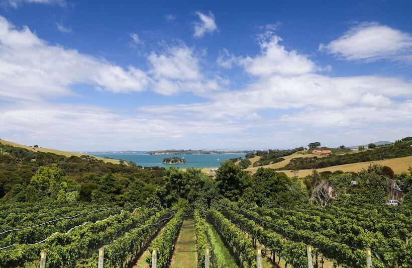 The Little Blue Bach In Oneroa Village