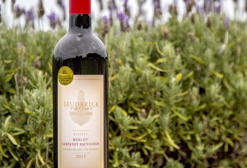 The Little Blue Bach In Oneroa Village