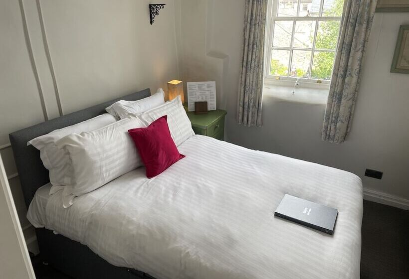 簡易ホテル Snooty Fox