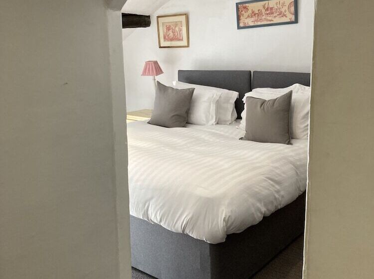 簡易ホテル Snooty Fox