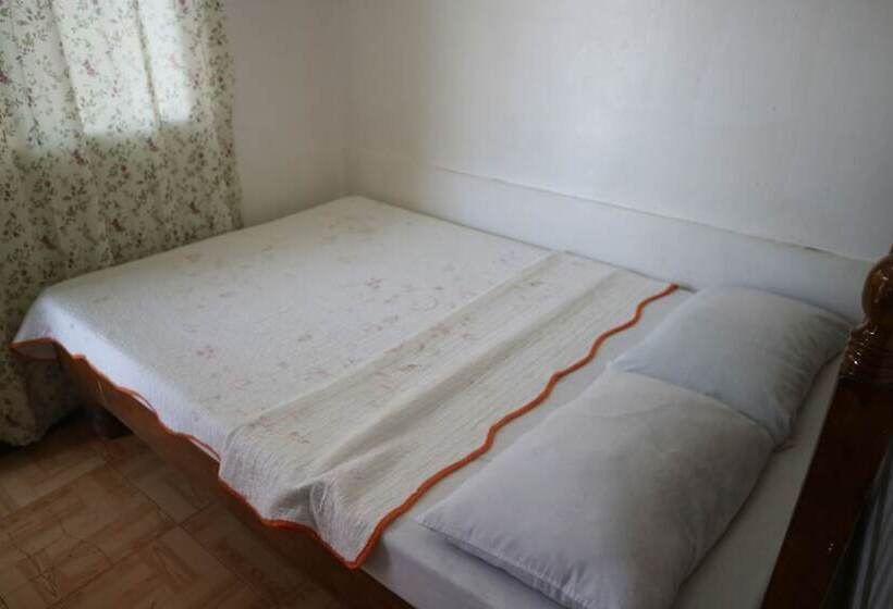 בית מלון כפרי Miles Pension House