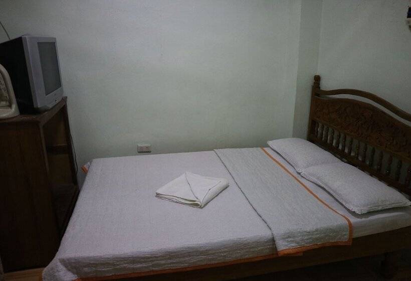 هتل Miles Pension House