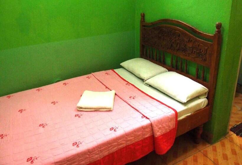 هتل Miles Pension House