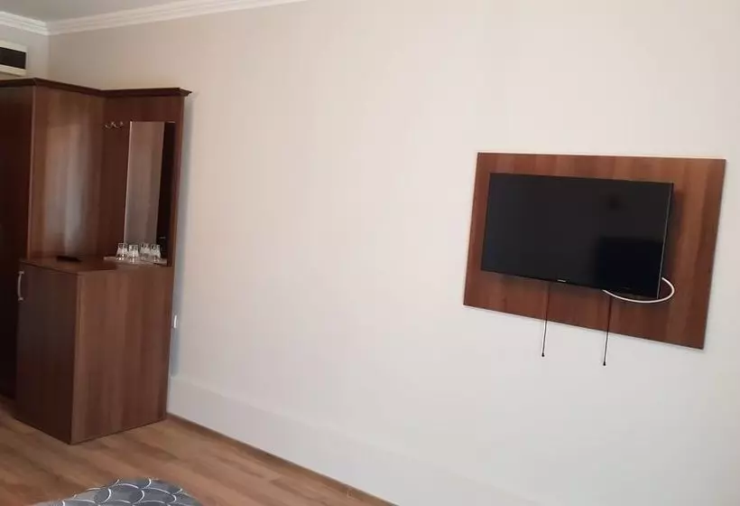 Hotelli Pensiunea La Iani