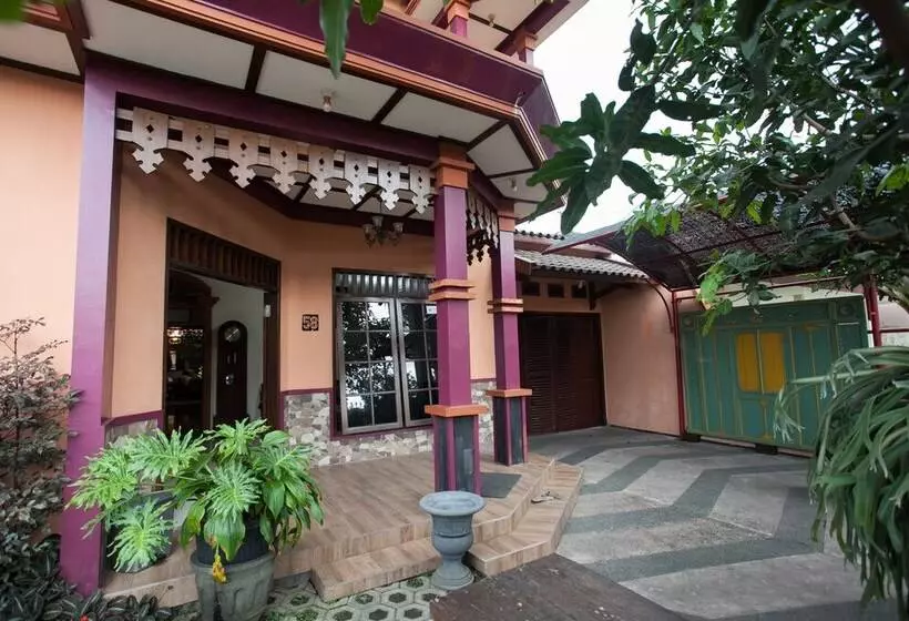 Majatalo Reddoorz Near Stasiun Kota Baru Malang