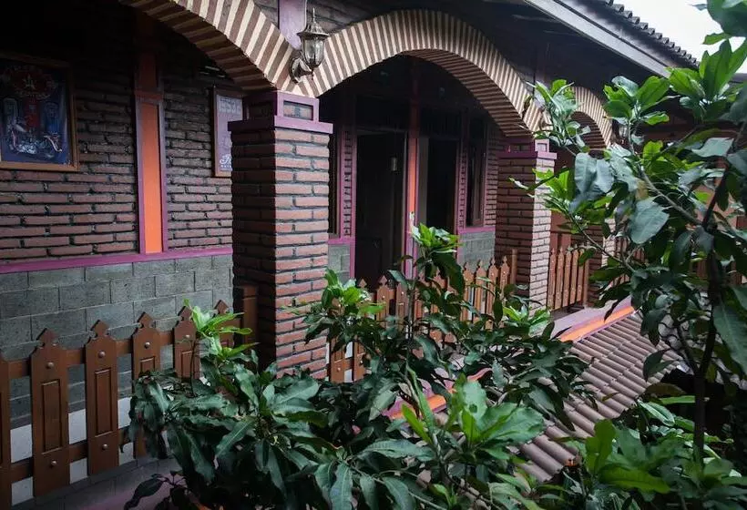 Majatalo Reddoorz Near Stasiun Kota Baru Malang