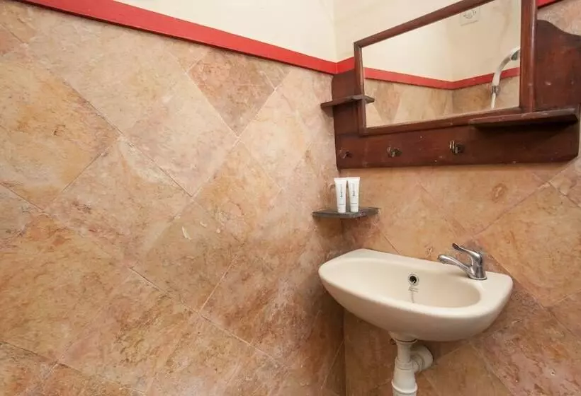 Majatalo Reddoorz Near Stasiun Kota Baru Malang