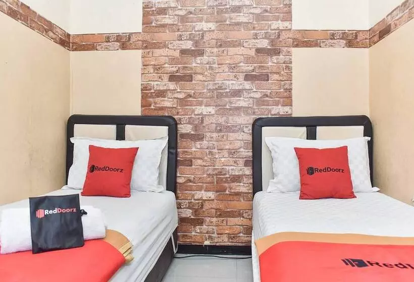 Majatalo Reddoorz Near Stasiun Kota Baru Malang