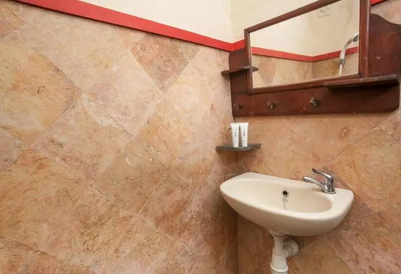 Majatalo Reddoorz Near Stasiun Kota Baru Malang