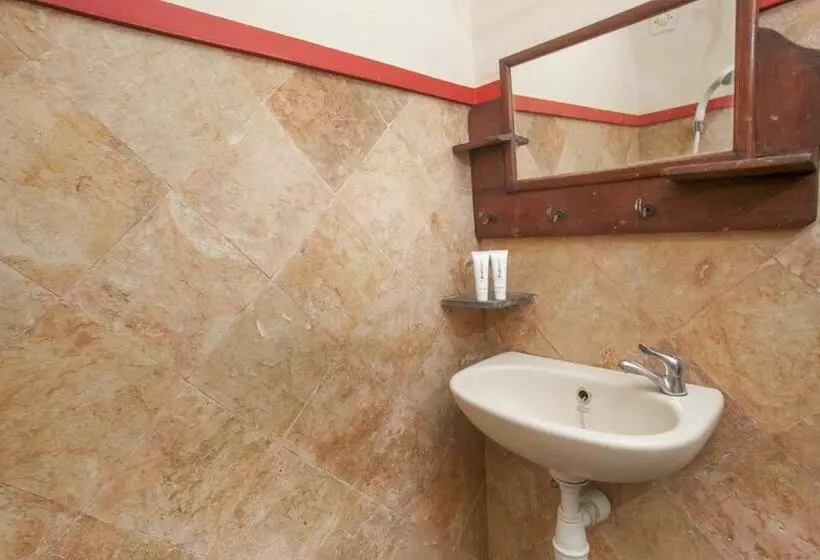 Majatalo Reddoorz Near Stasiun Kota Baru Malang