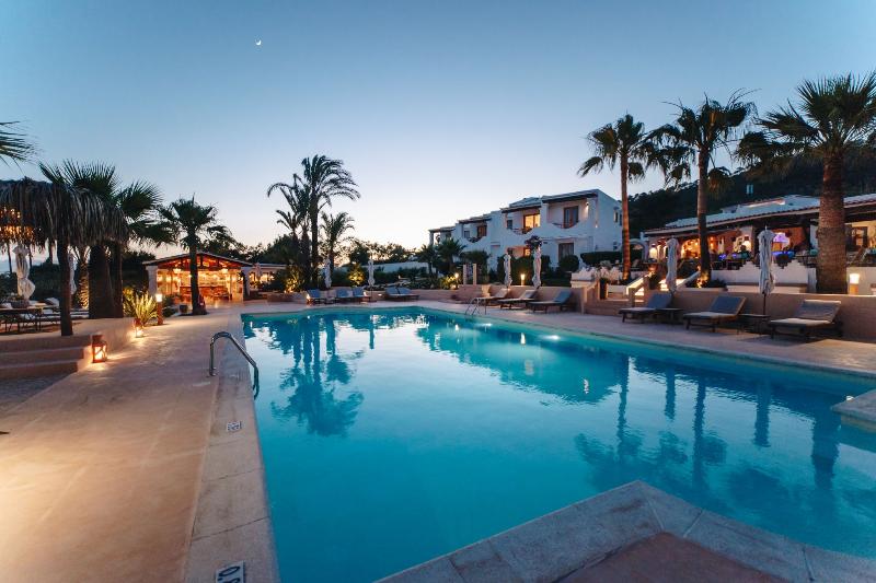 Petunia Ibiza, A Beaumier