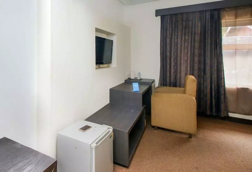 ホテル Airy Kendari Barat Diponegoro 75