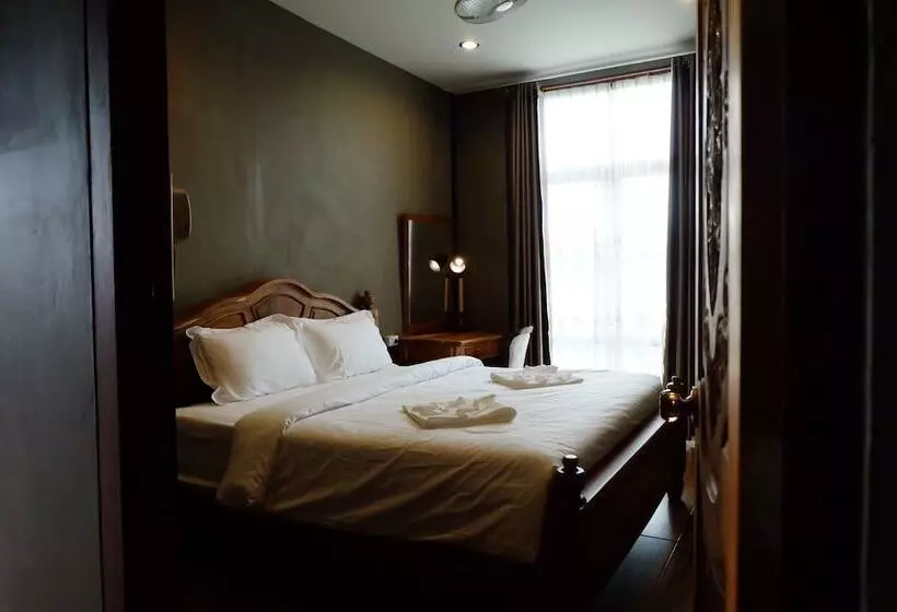 Bloom Cafe & Hostel