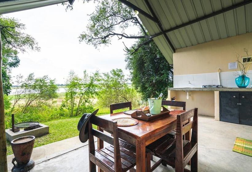 هتل Caprivi Mutoya Lodge And Campsite