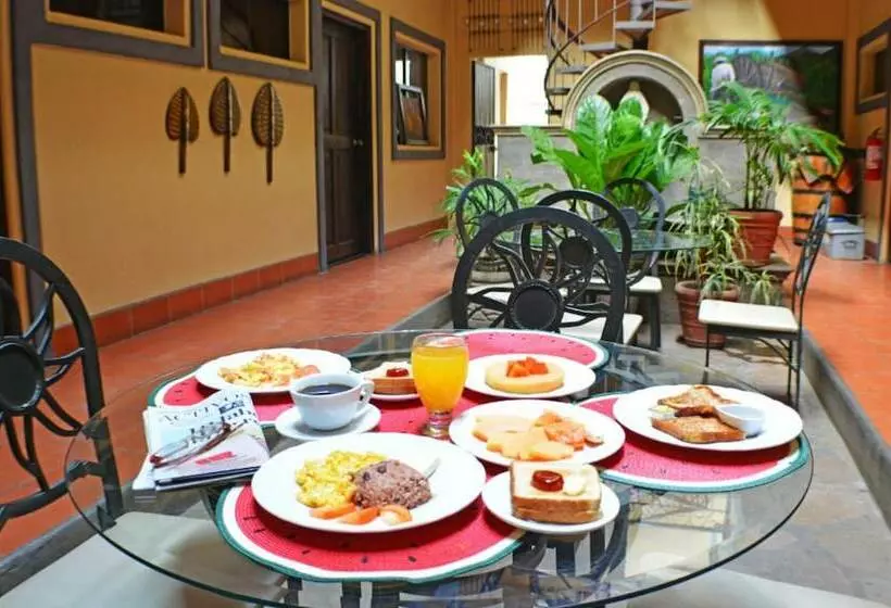 هتل Los Balcones De Chinandega