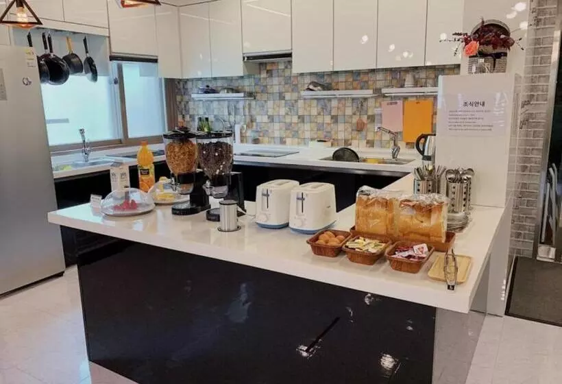 Retkeilymaja Sh Guesthouse