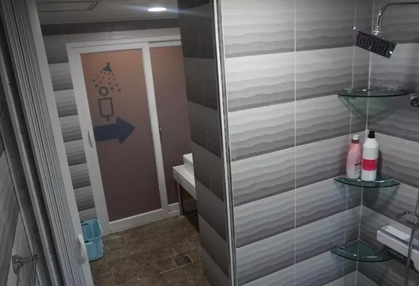 Retkeilymaja Sh Guesthouse