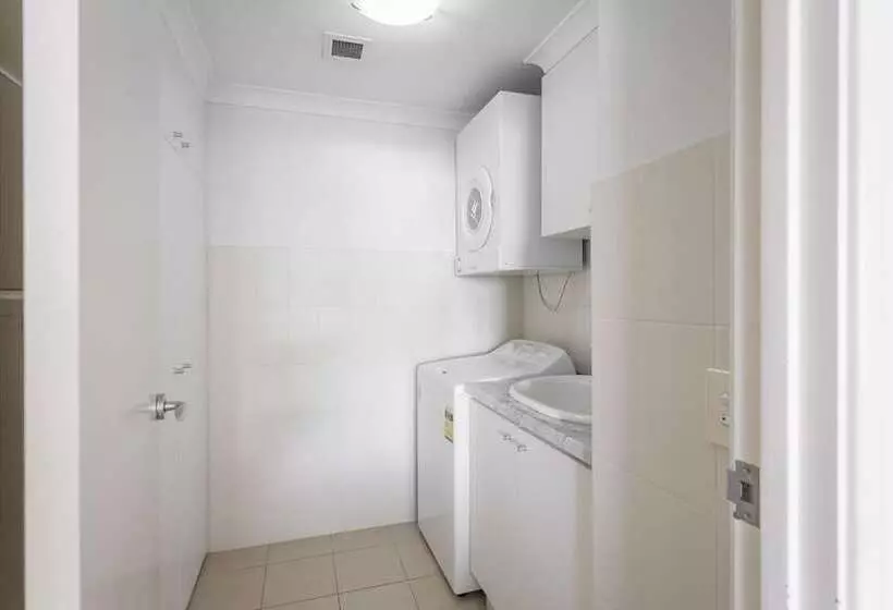 Rockingham Waterfront At Nautilus