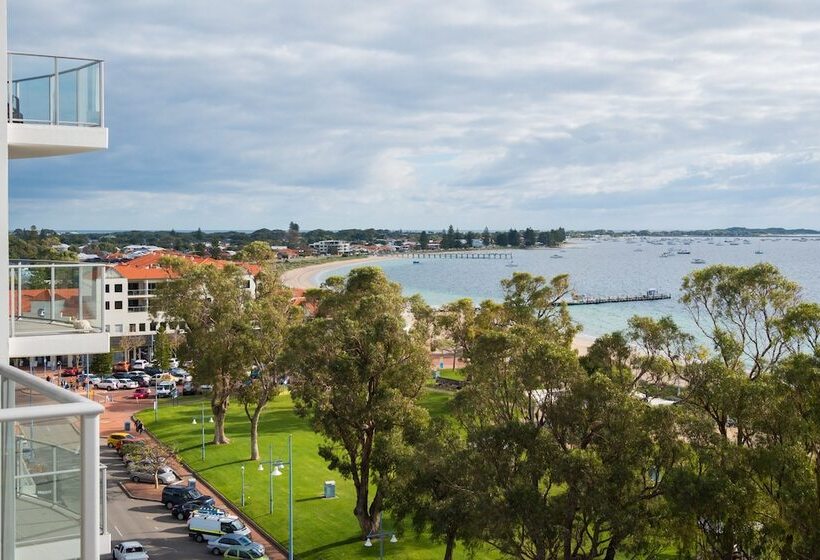 Rockingham Waterfront At Nautilus