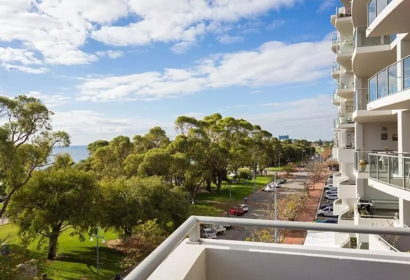 Rockingham Waterfront At Nautilus