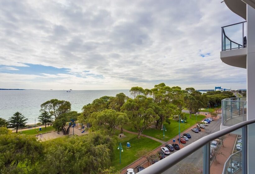 Rockingham Waterfront At Nautilus