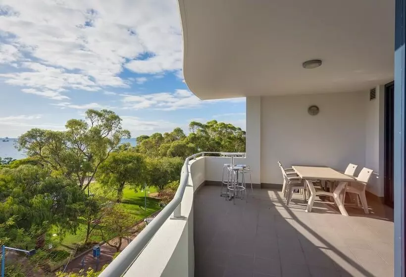 Rockingham Waterfront At Nautilus