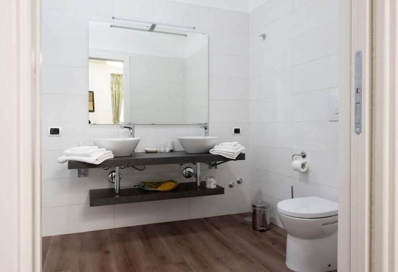 تختخواب و صبحانه L Insolita Reggia