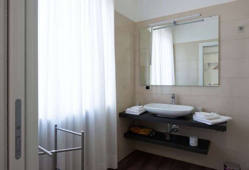 تختخواب و صبحانه L Insolita Reggia