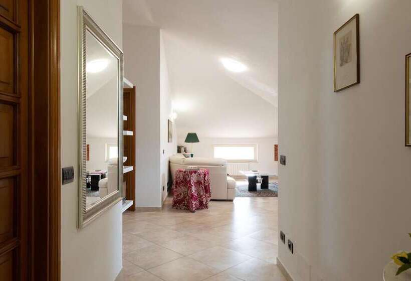 تختخواب و صبحانه L Insolita Reggia