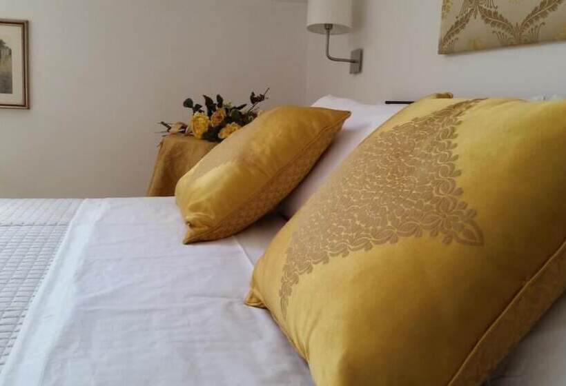 تختخواب و صبحانه L Insolita Reggia