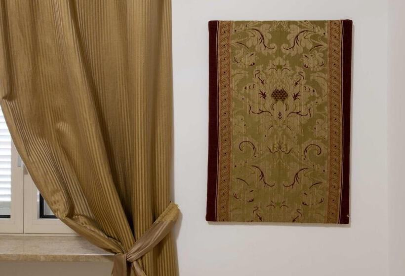 تختخواب و صبحانه L Insolita Reggia