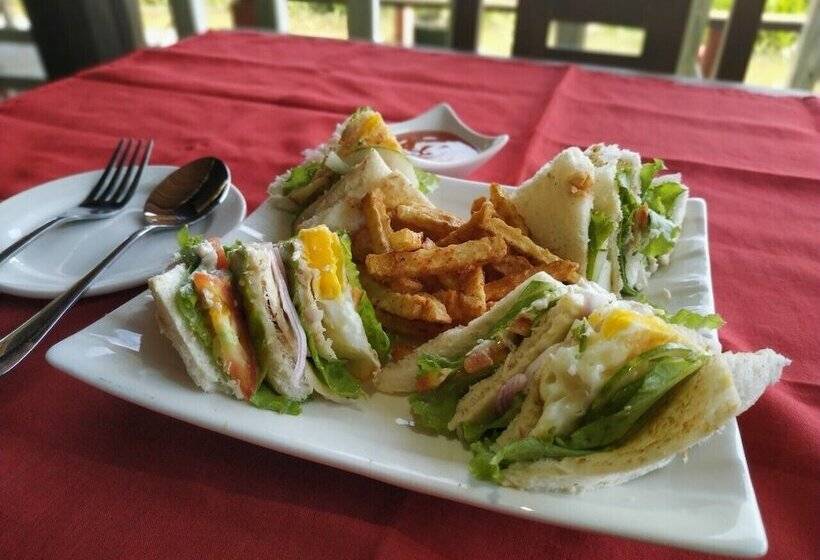 هتل Moe Yun Gyi Wetlands Resort