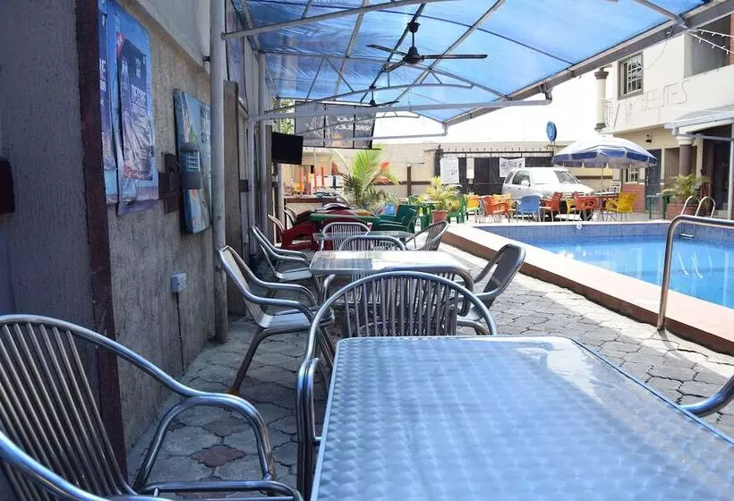هتل De'elites Pool Bar & Inn