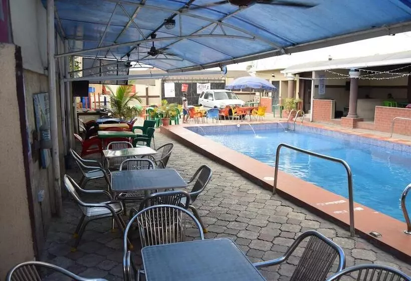 هتل De'elites Pool Bar & Inn