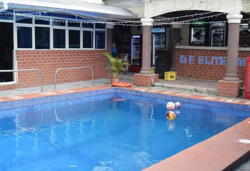 هتل De'elites Pool Bar & Inn