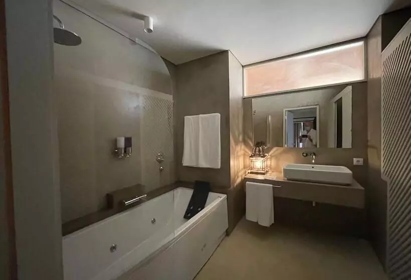 Kirimizi   Hotel & Restaurante