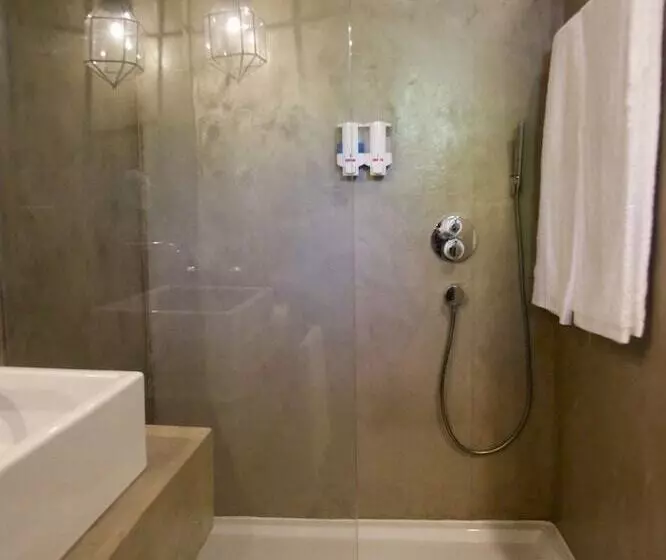 Kirimizi   Hotel & Restaurante