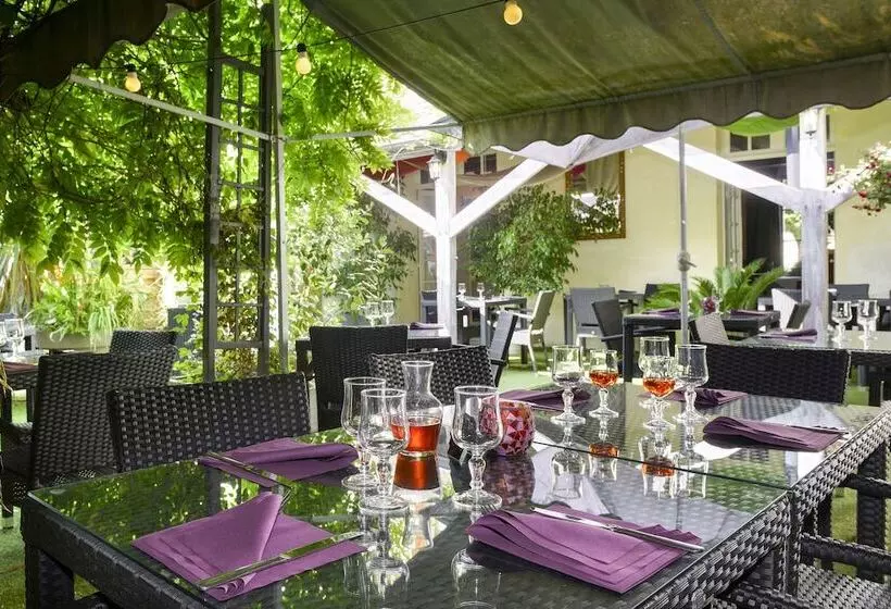 ホテル Auberge Savoie‑villars
