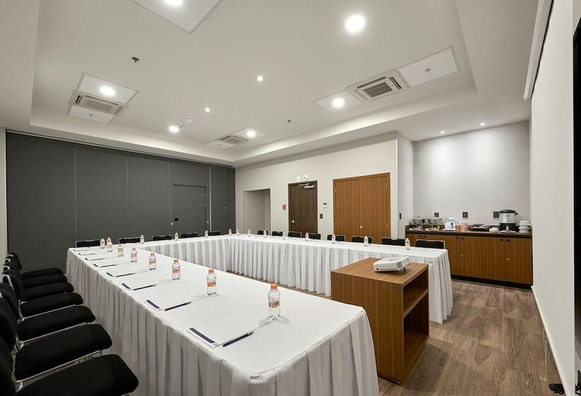 호텔 City Express Suites By Marriott Cancún Aeropuerto