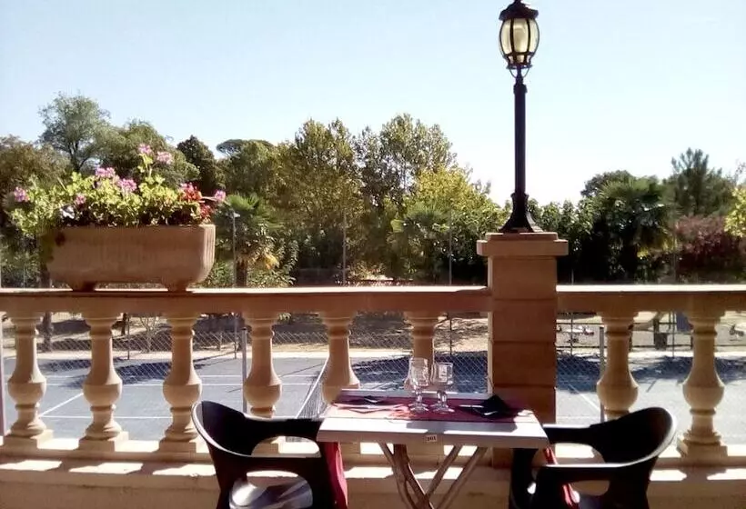 Hotelli Logis Hôtel & Restaurant Le Pardaillan