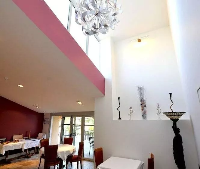 Hotelli Logis  Hôtel Spa Restaurant L Epicurial