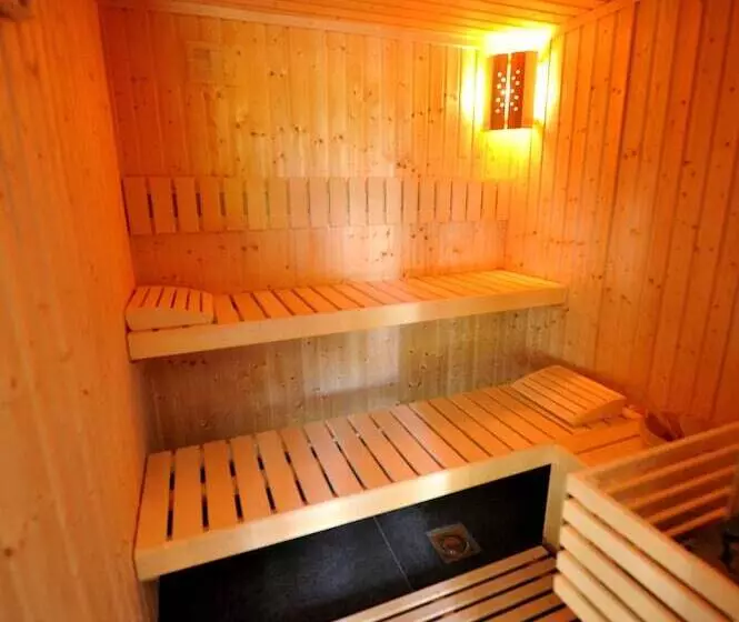 Hotelli Logis  Hôtel Spa Restaurant L Epicurial